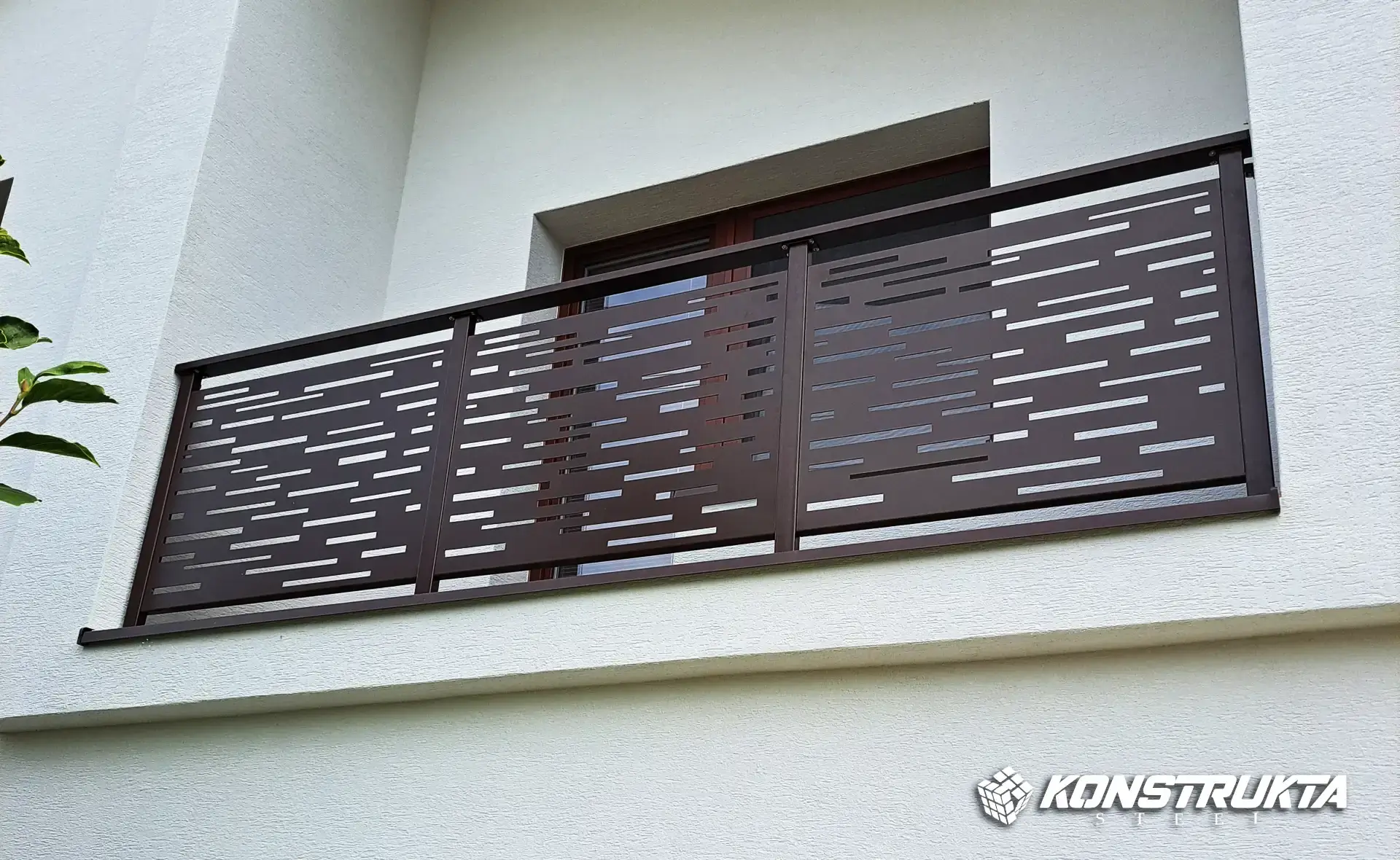 dizajnovy_balkon_vinne_na_logii_model_015